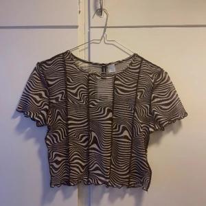 Mesh top! - En superfin brun mesh top från H&m divided, aldrig använd eftersom jag beställde en för liten storlek, taggen sitter fortfarande kvar✨Tror inte den säljs längre!