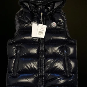 Mon - En väst som är helt ny och inte ens använd.