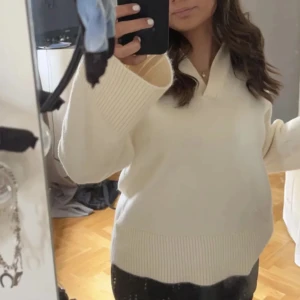 Stickad tröja  - Stickad tröja från Gina tricot!! Använd två gånger, den är i xs men passar xs, s och m också!! Vid snabb affär kan jag sänka mig!!