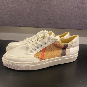Burberry Skor - Hej! Säljer nu mina skor från märket Burberry storlek 39, skorna är i bra skick, tveka inte på att höra av dig om du har frågor eller funderingar kring den!