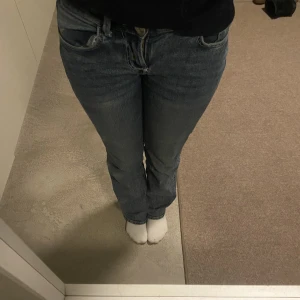 Mörkblåa jeans - Säljer dessa jättefina jeans som inte passar så bra längre! Jag är 160 och dem sitter jättebra i längden!💞