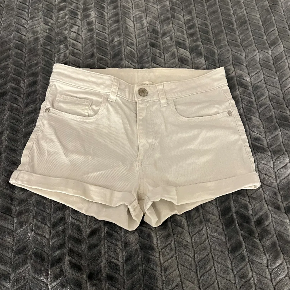 Vita shorts från H&M. Shorts.
