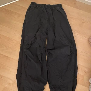 Parachutebyxor - Jättesnygga parachutebyxor som är baggy men tyvärr använder jag dem knappt längre 