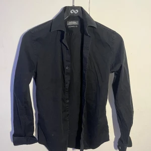 Dressman skjorta - Svart dressman skjorta. Skön och bra pass form. Pris kan diskuteras🤝