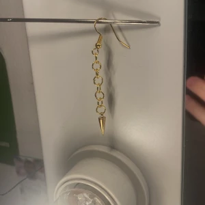 Guldiga spetsiga sthlmstil örhängen  - Snygga guldiga örhängen 1st