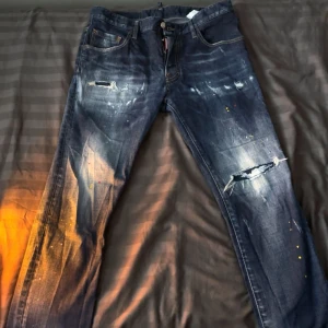  Äkta DSQUARED Jeans storlek 48 - Använd endast 2ggr Storlek 48 Kvitto finns köpt på Farfetch Köpt för 3300kr Mitt pris 1500kr 