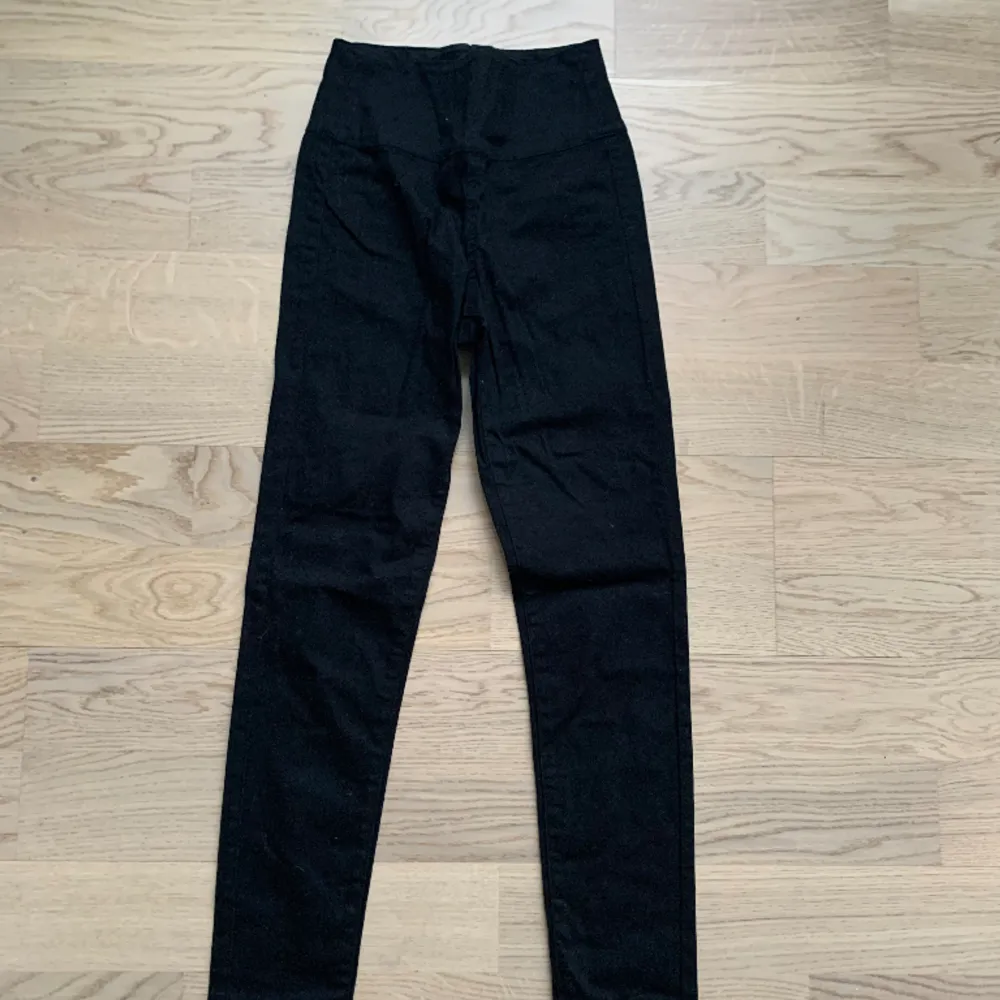 Svarta stuprörsjeans som är höga i midjan och har en dragkedja baktill (se bild två) 😊 storlek XS. Jeans & Byxor.