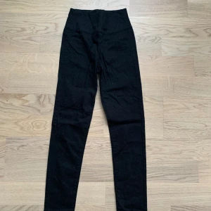 Svarta stuprörsjeans med dragkedja - Svarta stuprörsjeans som är höga i midjan och har en dragkedja baktill (se bild två) 😊 storlek XS