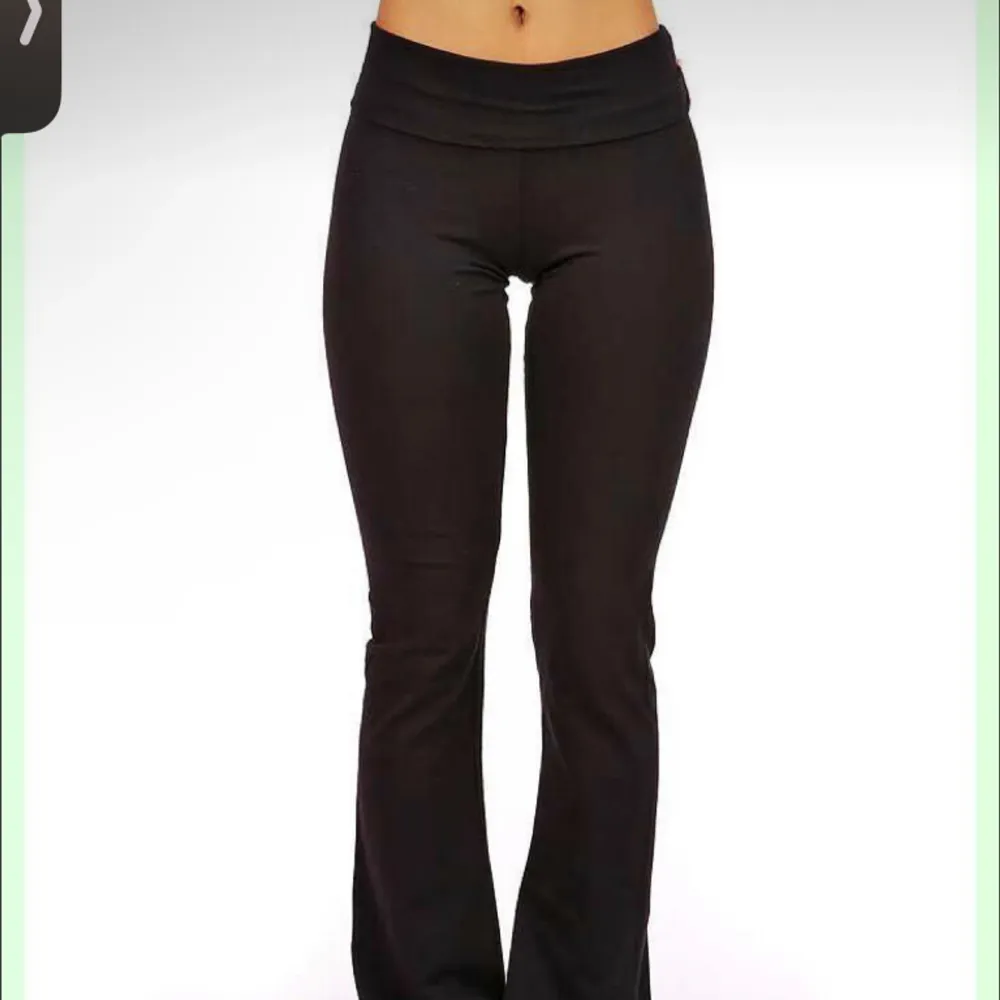 Svarta byxor från nelly i storlek S💞 Säljer då de inte kommer till användning. Kontakta vid frågor och fler bilder💞. Jeans & Byxor.