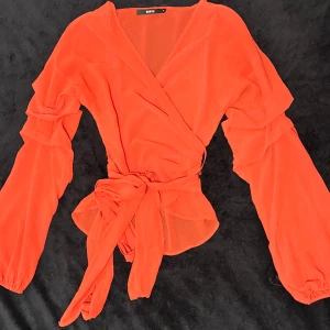 Omlott topp  - Helt ny röd omlott tröja. Passar perfekt för Anna hjärtans dag.  