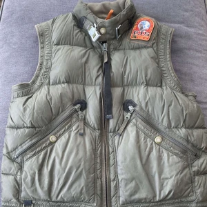 Parajumpers väst - Säljer denna åt min kille, då han fick den i födelsedagspresent men aldrig använt. Den är helt oanvänd och i bra skick. Storlek L men sitter mer som en M. Ny pris är 3000kr, det går att diskutera pris, skriv privat om ni har frågor!