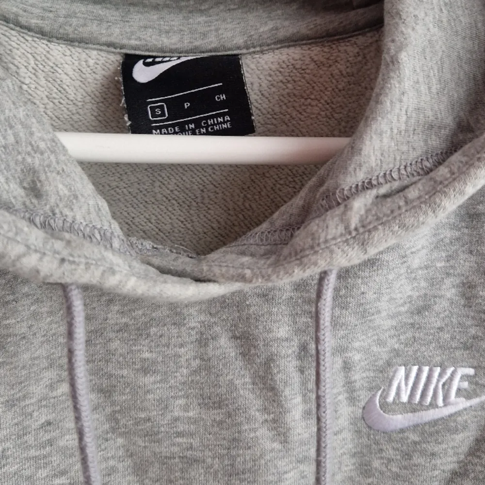 Grå tunn hoodie med litet print från Nike. Strl S. Normal I storlek. Sällan använd och utan skavanker.. Hoodies.