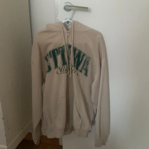 Otawa canada munkjacka - Gosig brun otawa canada munkjacka som är i bra skick och passar för alla som använder XS, S och Medium