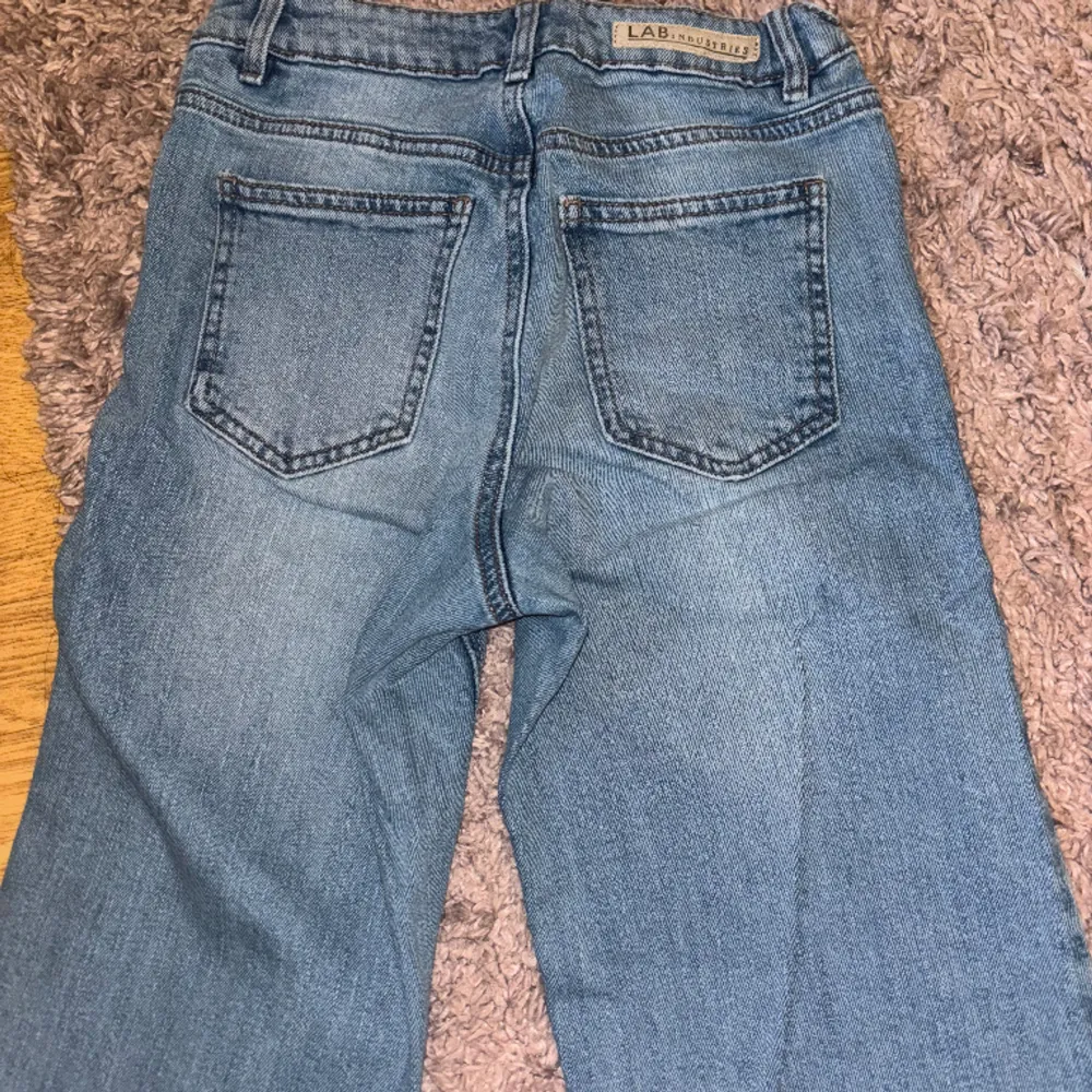 fina jeans är för små för mig drf säljer jag inga defekter! 💕. Farkut & Housut.