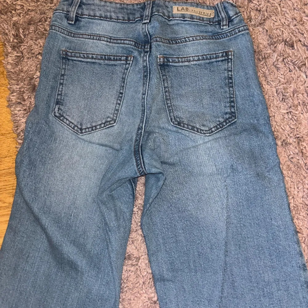 fina jeans är för små för mig drf säljer jag inga defekter! 💕. Jeans & Byxor.