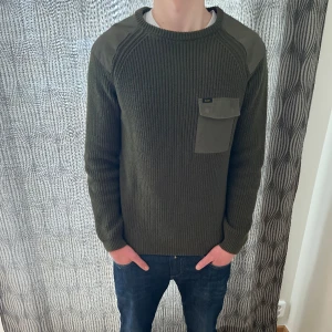 Lee Sweatshirt - Tja! Säljer nu denna sjukt snygga och unika tröjan från Lee med läderdetaljer i storlek M men passar även S. Passar perfekt nu inför våren/slutet av vintern. Skicket är 9/10, inga tydliga deffekter. Vid fler frågor/bilder är det bara att skriva!
