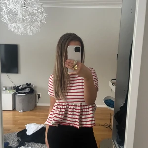 Rödvit randig tröja - Rödvit randig tröja från zara i storlek S💗