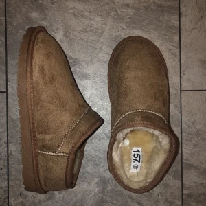 Låga fake uggs  - Har inte använt, helt nya.  38/39
