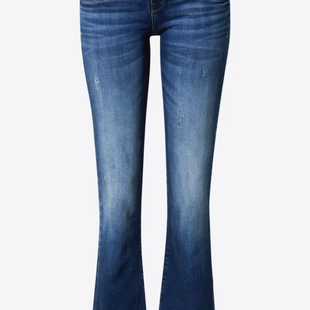 Säljer ett par valerie jeans i jätte bra skick, inga defekter:) . Jeans & Byxor.