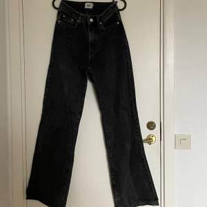Svarta jeans från lager 157. Köparen står för eventuell frakt 