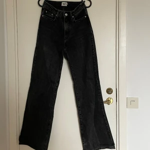 Svarta jeans - Svarta jeans från lager 157. Köparen står för eventuell frakt 