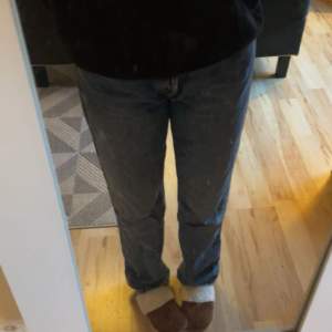Fina raka mid waist jeans från zara, de är i fint och passar mig bra i längden som är ca 170💗