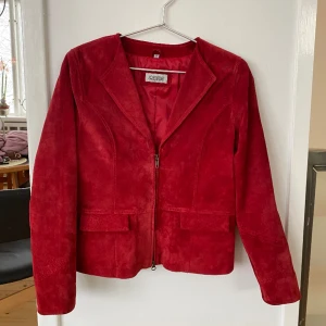 Vintage röd mockajacka💓 - Superfin! Storlek M!💓 Tror det är äkta mocka!