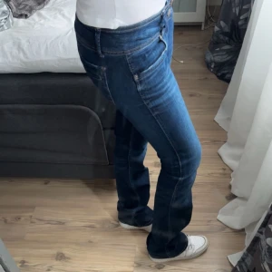 Lågmidjade jeans pepe - ÄKTA LÅGMIDJADE PEPE JEANS! Jättefina lågmidjade bootcut jeans i mycket fint skick. De köptes nya i sommras och är därför i väldigt fint skick. Storlek 27/34 