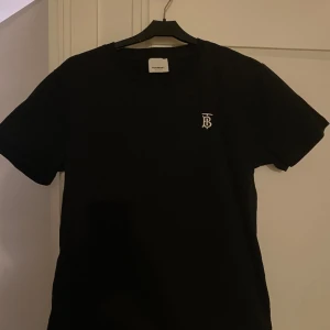 Burberry tshirt - Nyskick använd ett fåtal gånger, Storlek M 