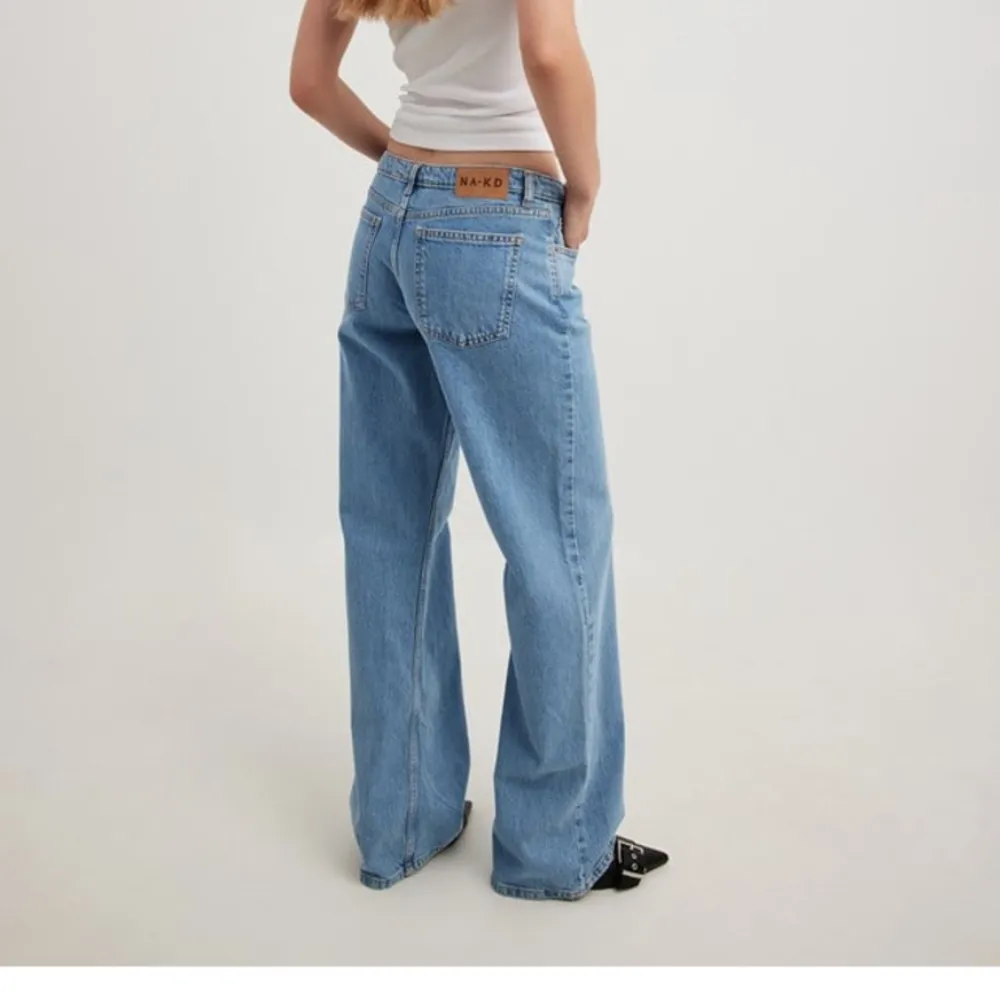 Säljer dessa populära lågmidjade jeans från nakd, passade tyvärr inte mig där av säljer jag dem (aldrig använda, lapp sitter kvar)❤️‍🩹 Köpte för 699kr säljer för 499. Jeans & Byxor.
