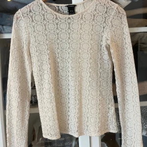 Spetsblus - Superfint skick! Frakt ingår ej. 🌻