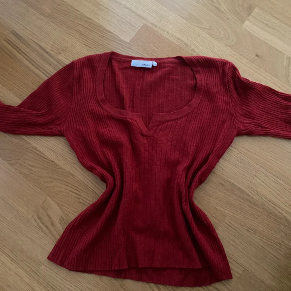 En skit skön och fin tröja från Hennes. Säljer då det inte är min stil längre, bra skick. Pris kan diskuteras 🥰. Tröjor & Koftor.