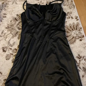 Klänning  - Skit snygg klänning andvänd endas på midsommar legad i skåpet sedan dess 