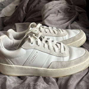 skor - jättefina vårskor i fina färger. Tyvärr gillade inte mina fötter att gå i dessa så de har endast använts ca en månad. (En liten kaffefläck på snöret men syns knappt/går att byta snören)❤️ nypris 1299kr!