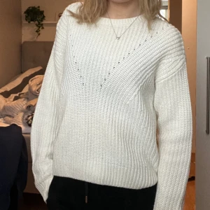 Stickad tröja - Vit stickad tröja i storlek xs🤍