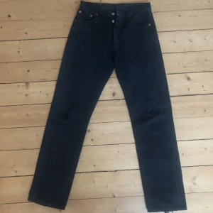 Levis 501 vintage 28/32  - Så snygga vintage Levis 501 i storlek 28/32, passar bra om man brukar ha storlek s/xs i jeans! Perfekt sliten svart färg! Inga hål men sliten nere vid bensluten vilken bara e snyggt 