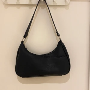 Väska läder don Donna  - Svart läder handväska från Don Donna. Bra storlek 