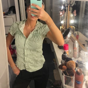 Kortärmad skjorta/blus - Så fin randig grön blus. Storlek s. Inga defekter. Använd en gång. 