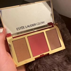 Palett estee lauder  - Säljer jätte fin glow palett från estee lauder  med shimmer bronser och blush, väldigt fin glow palett. I jätte fint skick, super fint skick. Säljs pågrund av att den ej används💗