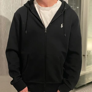 Polo Ralf Lauren Zip  - Fet, populär Zip från Ralf Lauren! Använd ett par gånger! Tveka inte att höra av er! 