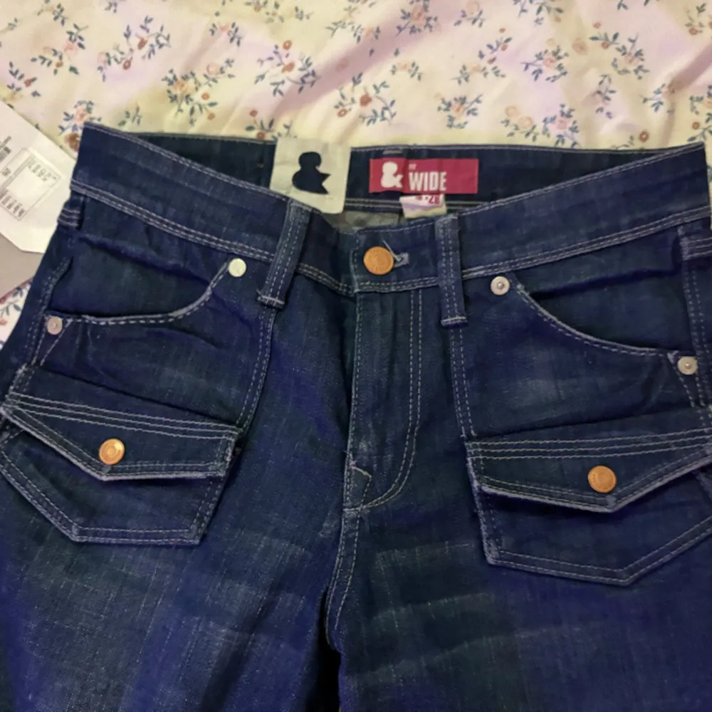 Helt nya lågmidjade och utsvängda jeans. Säljer då jag har alldeles för mycket kläder! Med prislapp. Storlek W26 L32. Oklart märke men står fit & wide i dem. Skriv om ni har frågor!. Jeans & Byxor.