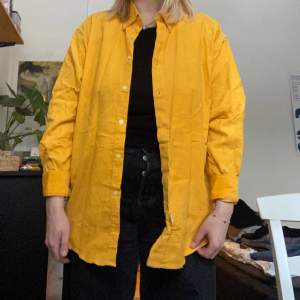 Gul oversize manchesterskjorta! Köpt second hand och superfin!!! Men använder den aldrig längre så säljer den därför✨