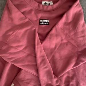 Clean rosa sweatshirt. Använd ett par gånger men inga defekter. Sitter som en S/M