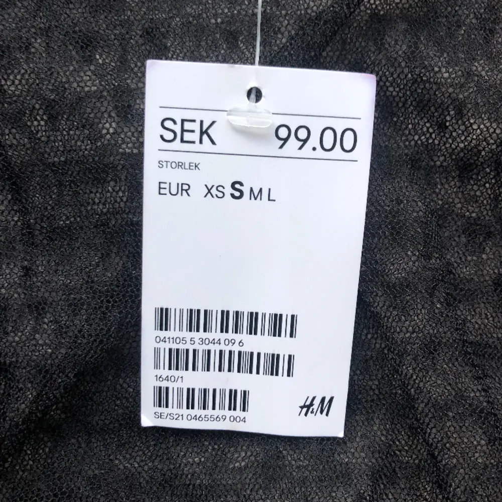 Jättefin genomskinlig svart blus från H&M i storlek S 💓 I nyskick med prislappen kva, nypris 99kr  🫶🏻 Säljes då den inte passar mig (som har M)  Skriv om ni har frågor 💓 Tryck gärna på köp nu!!. Blusar.