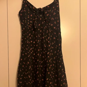 Miniklänning  - Fint skick, använd ett fåtal gånger. Liten i bysten.