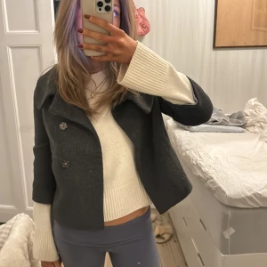 kortärmad kappa - Så snygg kappa med 3/4 ärm! Perfekt t våren 💖inga defekter, märket e okänt men heter ”Prison D’eve” ?