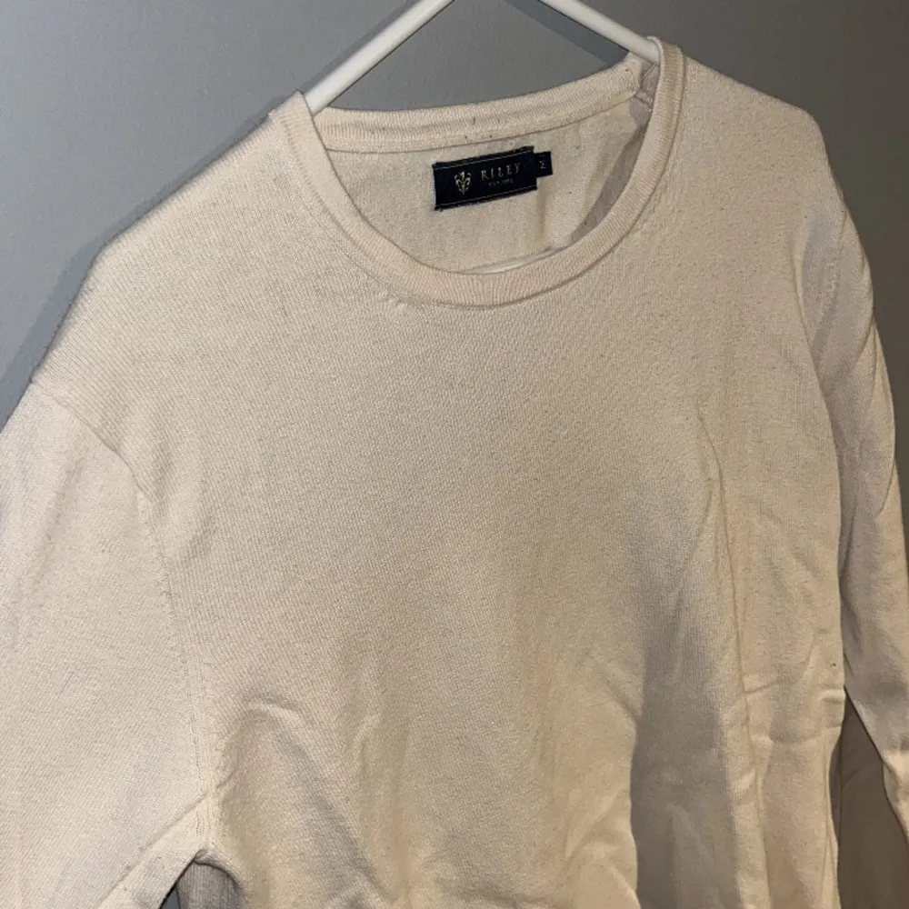 Lite finare Rundhalsad tröja, bra skick. Storlek M. Färgen är Creme white. Säljer pågrund av att jag inte använder den längre . Tröjor & Koftor.