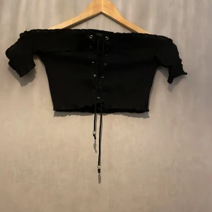Topp - Kort svart topp från New yorker, storlek xs 