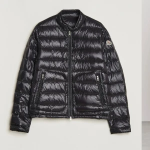 Moncler jacka  - Acorus Down Jacket Inköpt på Care of carl i september 2023 Helt oanvänd, endast testad men var lite för liten och hann ta bort prislappen  Nypris 11.000 Kan skicka bild på orderbekräftelse och tagg