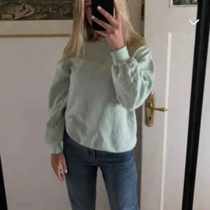 Sommrig Sweatshirt - Jättegullig sweatshirt i mintgrön som är perfekt till sommarkvällar. 